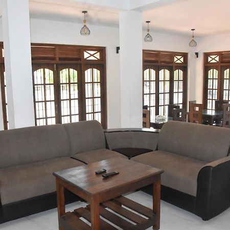 Silverline Guest House 阿努拉德普勒 外观 照片