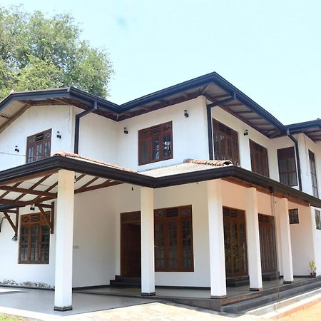 Silverline Guest House 阿努拉德普勒 外观 照片