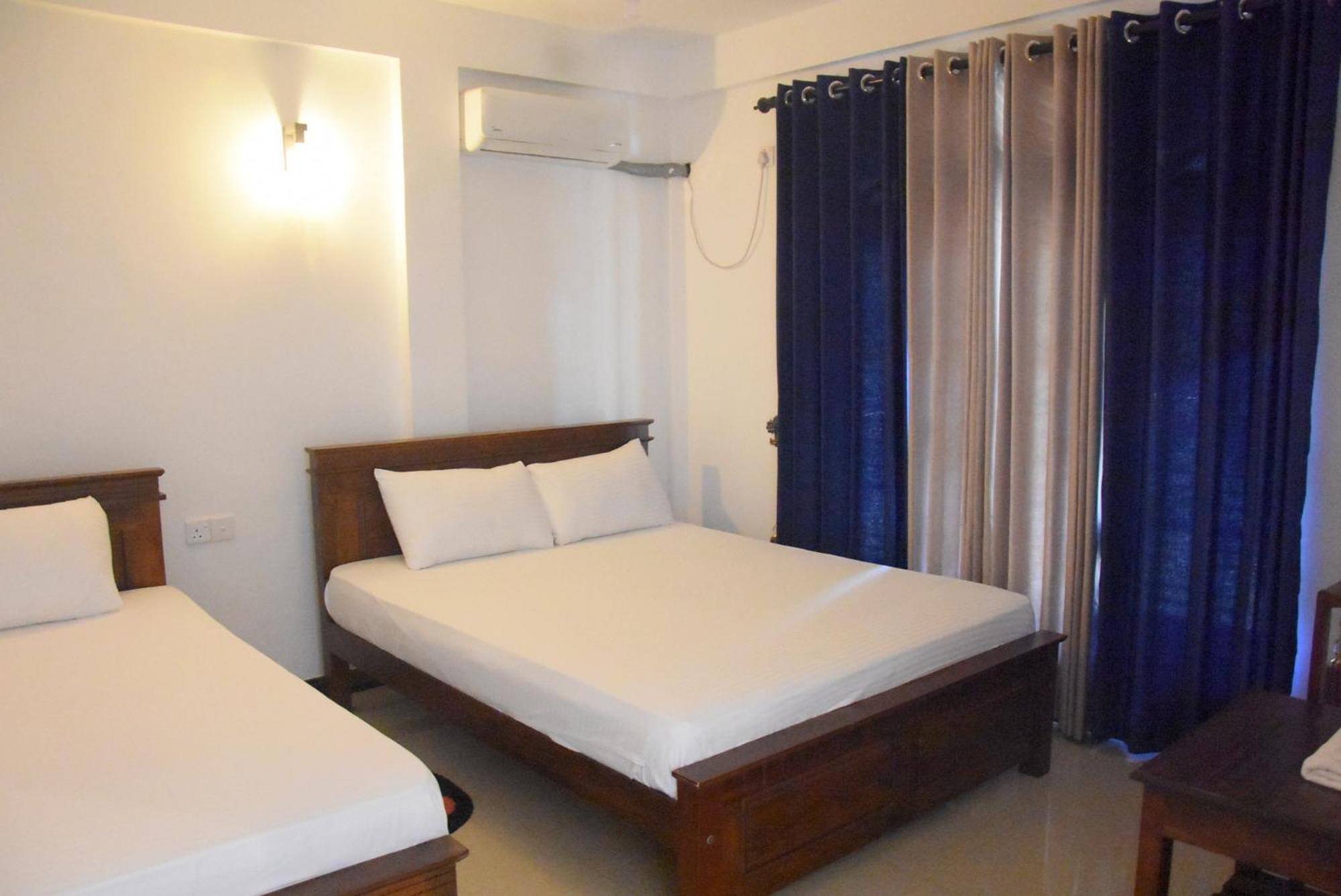 Silverline Guest House 阿努拉德普勒 外观 照片