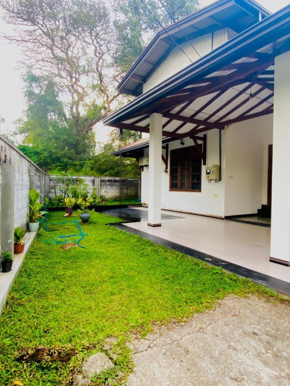 Silverline Guest House 阿努拉德普勒 外观 照片